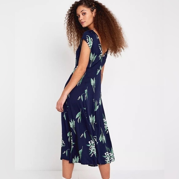 Urban Outfitters Malena Navy Floral Button-Down Midi Dress Size Small - Picture 2 of 16